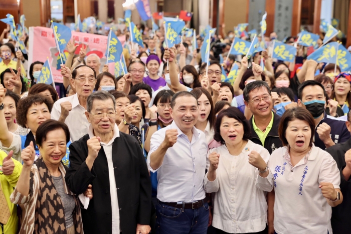 台前副领导人萧万长今天虽然声音有些沙哑,但仍奋力地向台湾乡亲推荐侯友宜。 台前副领导人萧万长今天虽然声音有些沙哑,但仍奋力地向台湾乡亲推荐侯友宜。