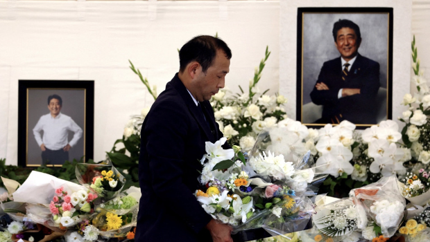 民众到东京增上寺献花台悼念安倍晋三 民众到东京增上寺献花台悼念安倍晋三