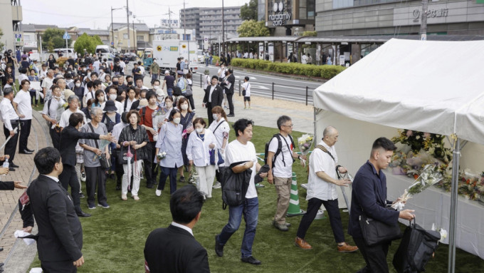 安倍遭枪击的近铁大和西大寺站前设有献花台 安倍遭枪击的近铁大和西大寺站前设有献花台