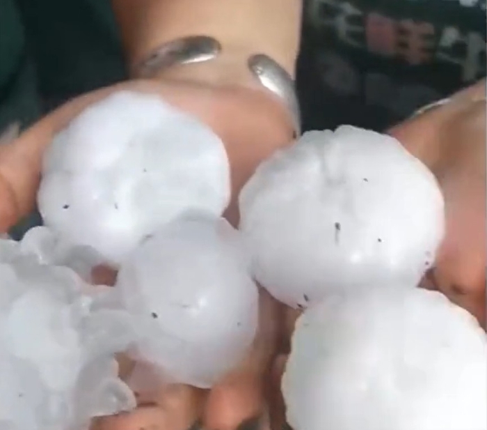 居民执起冰雹发现十分巨大。 居民执起冰雹发现十分巨大。