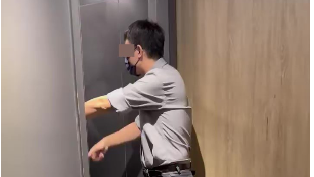 经理劝喻女子离开