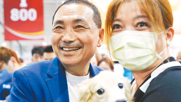 国民党2024参选人侯友宜10日参观宠物用品展，并为狗儿按摩