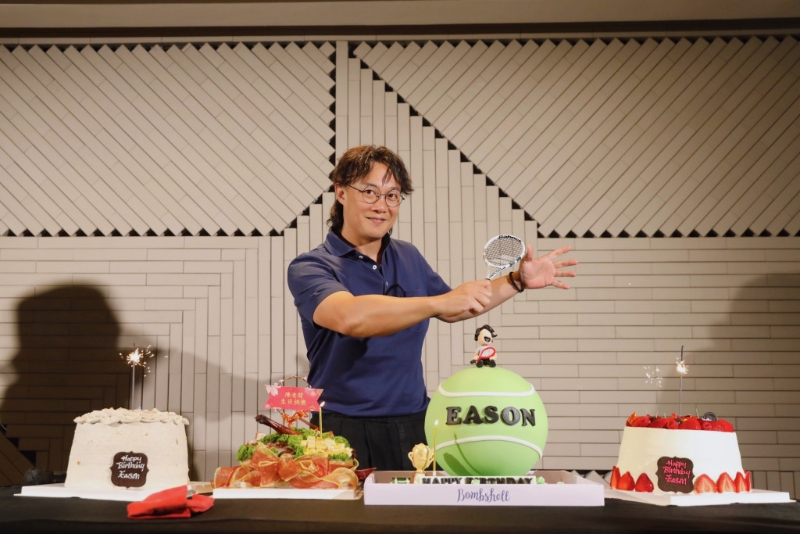 陈奕迅提早砌四个蛋糕。 陈奕迅提早砌四个蛋糕。