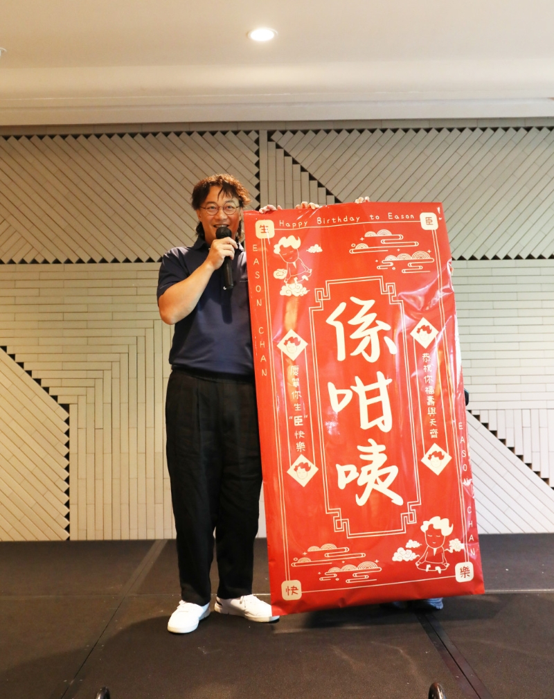 陈奕迅向大家说:”大家给我的信,我会回去慢慢看。“ 陈奕迅向大家说:”大家给我的信,我会回去慢慢看。“