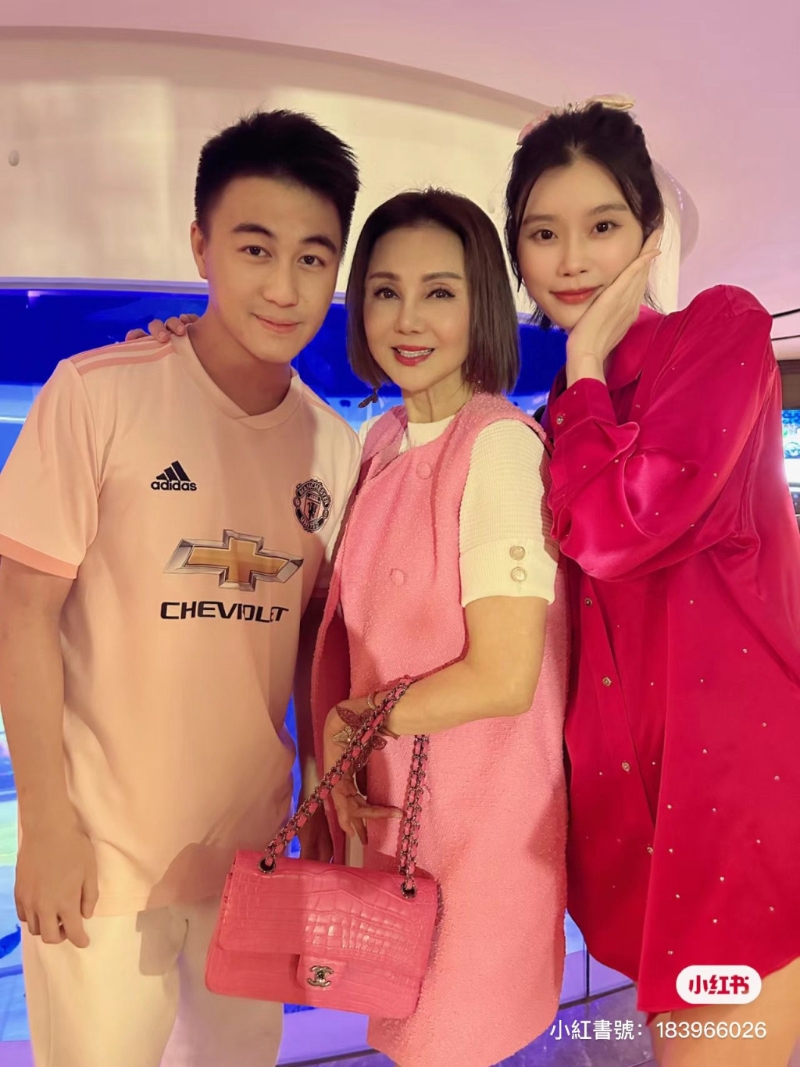 何猷君和太太奚梦瑶一起到场。