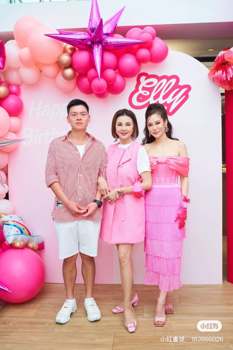 谢玲玲最小的龙凤胎儿女心儿和孝能。