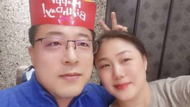 妻子汤天如曾在微博贴出与夫赵立坚的恩爱照。