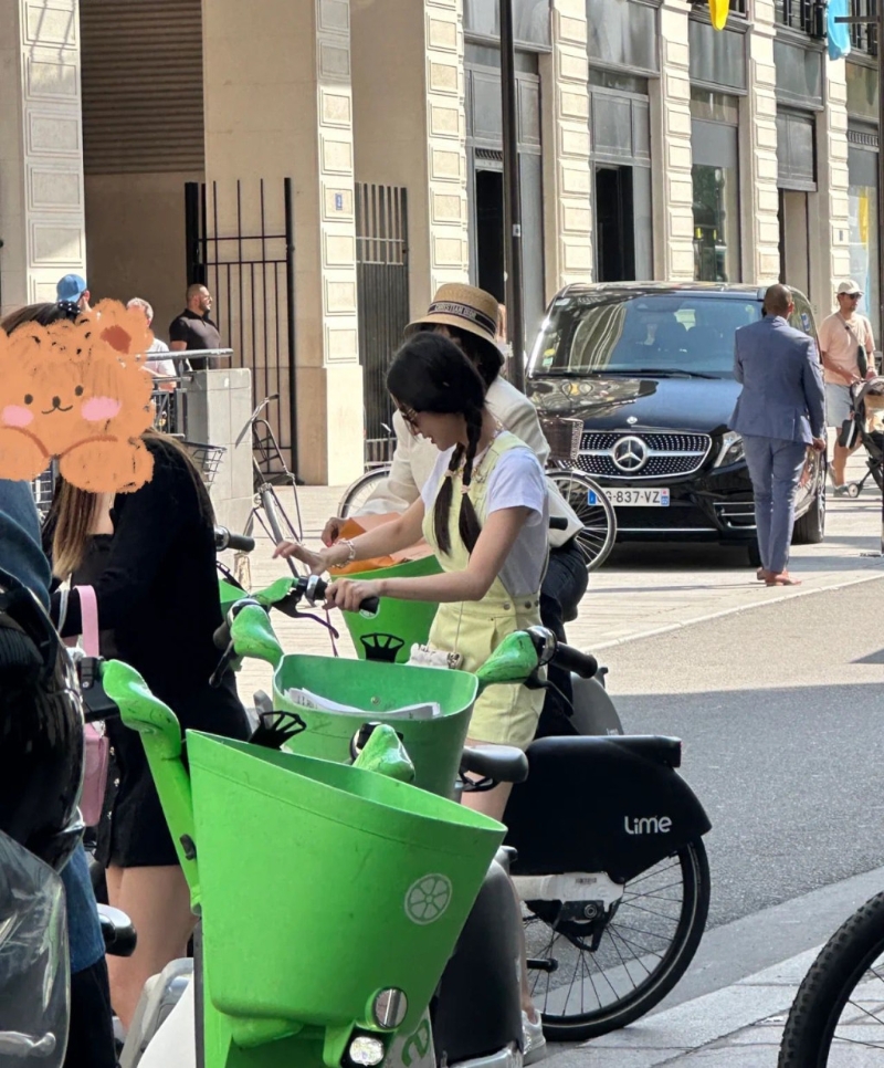 Angelababy在法国街头被野生捕获。