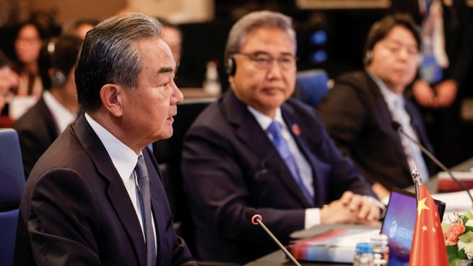 王毅（左）在印尼举行的东盟外长会议上发言，旁为韩国外长朴振（中）与日本外长林芳正（右）
