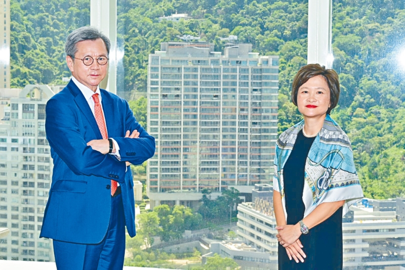 华瑞资本在港甚低调,合伙人阮思玲(右)去年联同长实亮相,指出是次投资是对中港投下长期信任票。 华瑞资本在港甚低调,合伙人阮思玲(右)去年联同长实亮相,指出是次投资是对中港投下长期信任票。