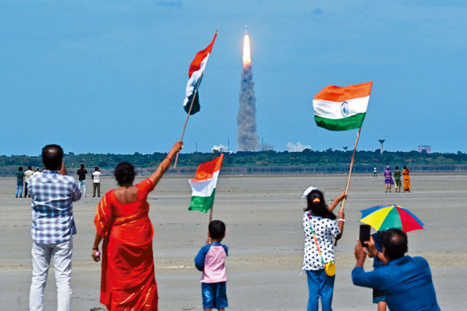 载有印度“月船3号”探测器的火箭，周五从安德拉邦小岛发射升空，民众挥舞国旗欢呼。　