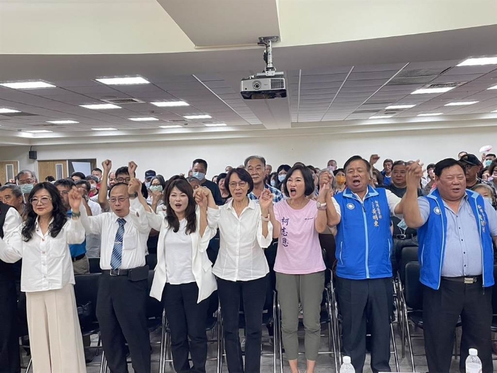 国民党高雄市党部14日晚间举办高雄市第六选区(前新苓鼓盐)“立委”参选人陈美雅提名同志见面会,国民党智库执行长柯志恩、侯友宜哥哥侯明锋、在地里长均前来共襄盛举。 国民党高雄市党部14日晚间举办高雄市第六选区(前新苓鼓盐)“立委”参选人陈美雅提名同志见面会,国民党智库执行长柯志恩、侯友宜哥哥侯明锋、在地里长均前来共襄盛举。