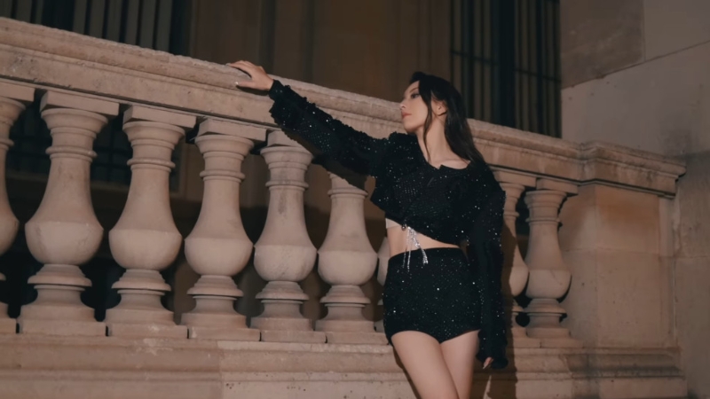 方媛露出小纤腰