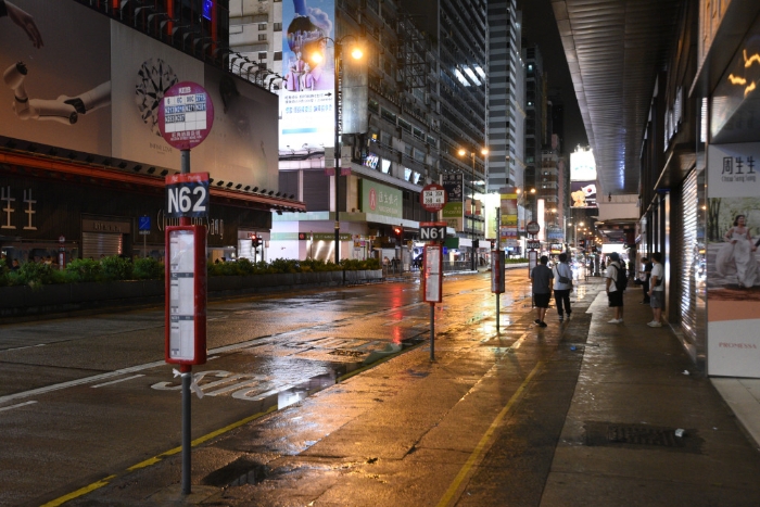 八号风球将至,旺角街头人烟稀少。 八号风球将至,旺角街头人烟稀少。