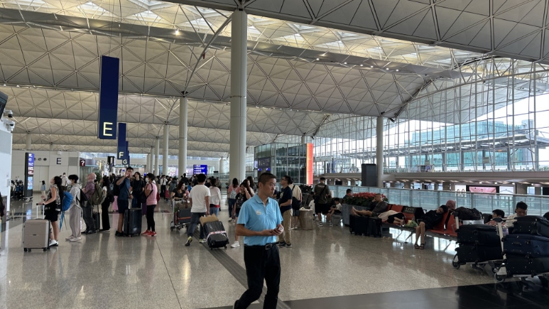 台风“泰利”袭港影响航班服务 台风“泰利”袭港影响航班服务