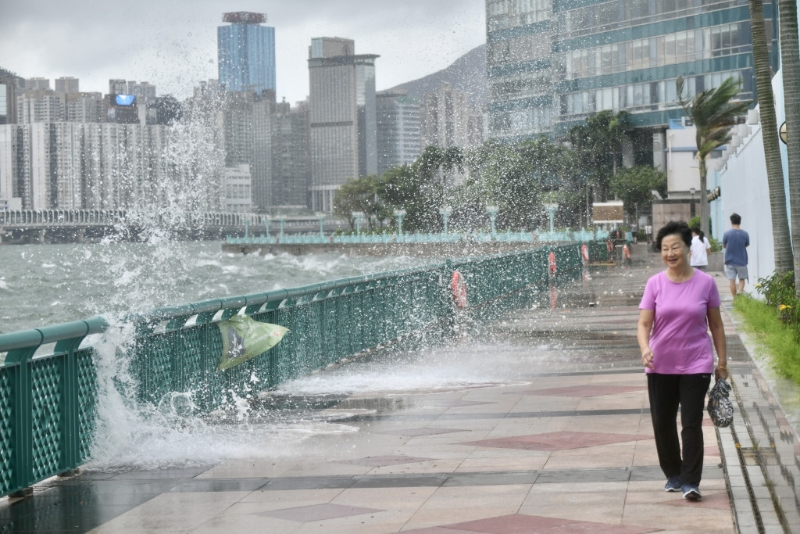 8号风球下黄埔花园海傍一带情况。