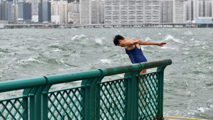 台风泰利：8号风球下黄埔花园海傍一带有市民游泳。