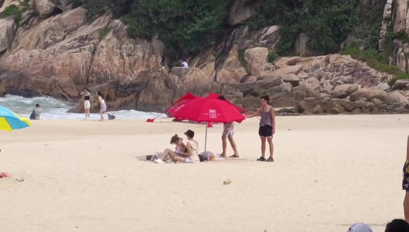 泳滩突然刮起大风