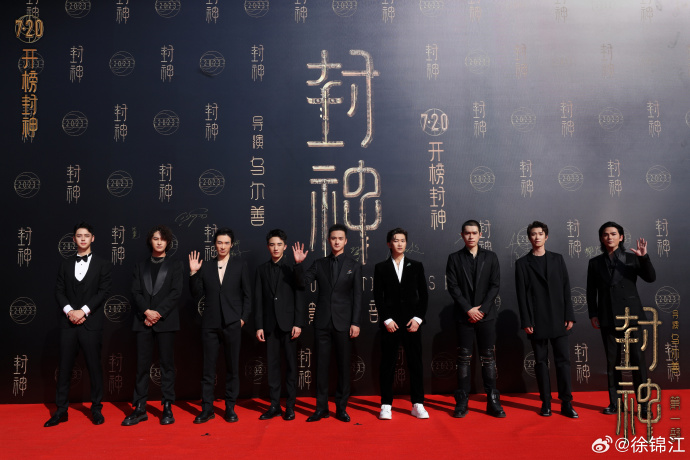 徐菲（右三）近日随《封神第一部》团队到各地宣传电影。