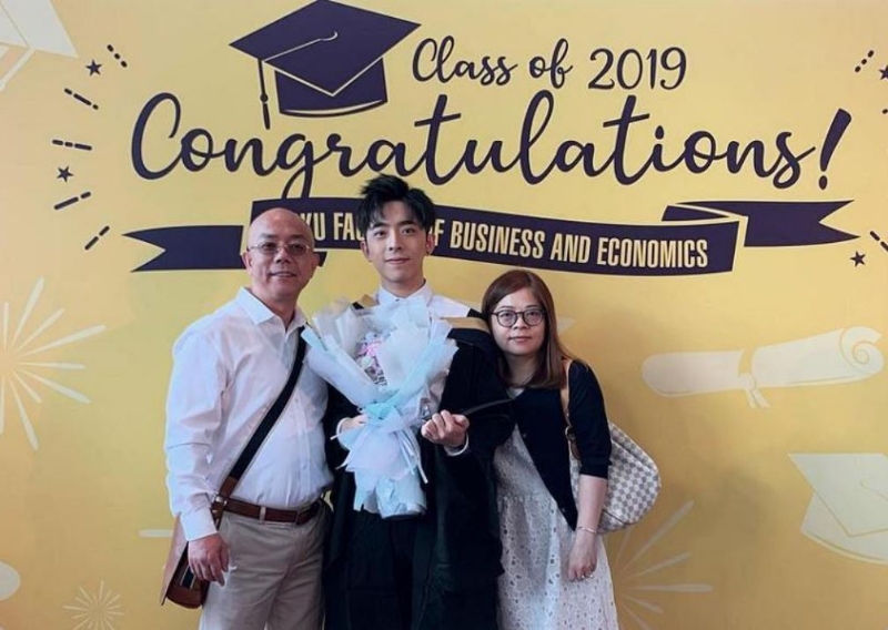 Edan成功于港大毕业。 Edan成功于港大毕业。