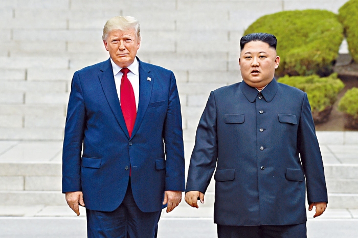 特朗普曾在板门店非军事区与金正恩会面。 特朗普曾在板门店非军事区与金正恩会面。