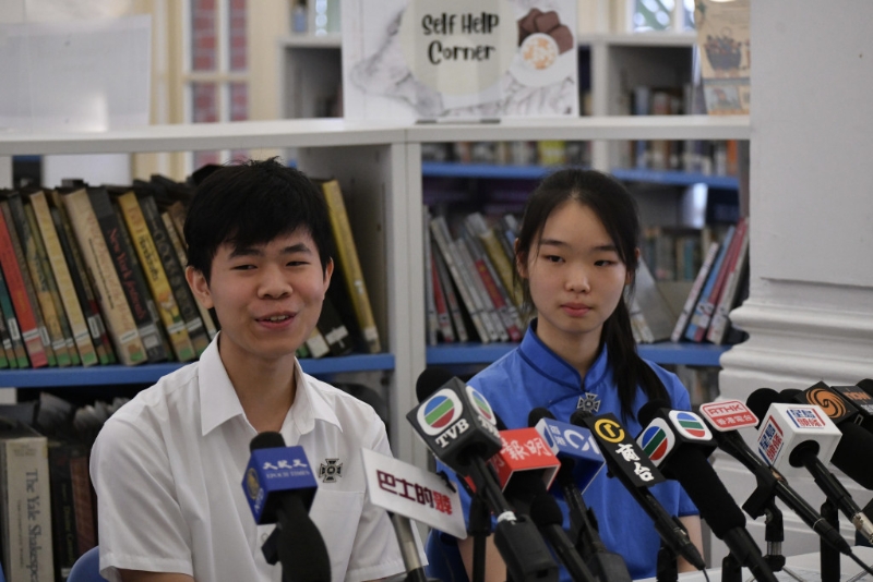 圣保罗男女中学两状元 一人到剑桥升学,一人将读医 圣保罗男女中学两状元 一人到剑桥升学,一人将读医