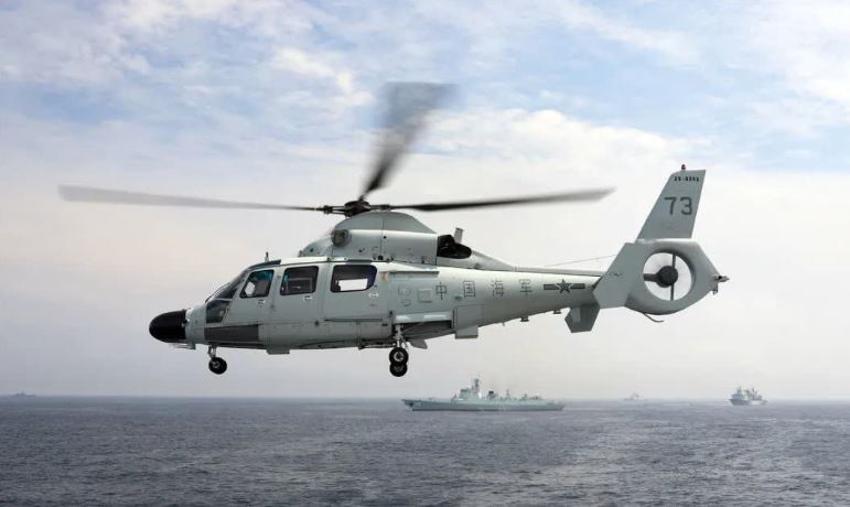 中俄双方水面舰艇参演兵力抵达联合演习区后,齐齐哈尔舰舰载直升机升空警戒。 (人民海军) 中俄双方水面舰艇参演兵力抵达联合演习区后,齐齐哈尔舰舰载直升机升空警戒。 (人民海军)