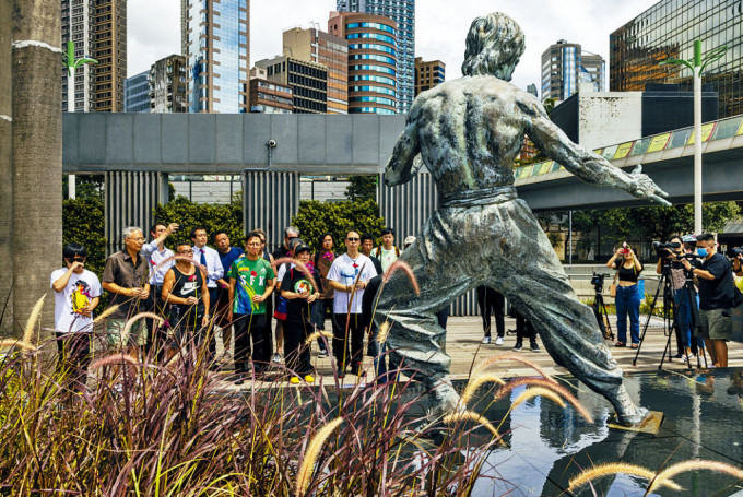 李小龙逝世50周年,粉丝毋忘风采献花悼念 李小龙逝世50周年,粉丝毋忘风采献花悼念