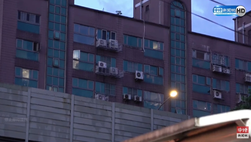 从事发地点往对街一看，发现对面大楼有数十台冷气都安装在室外，下方同样有人行道与公车站