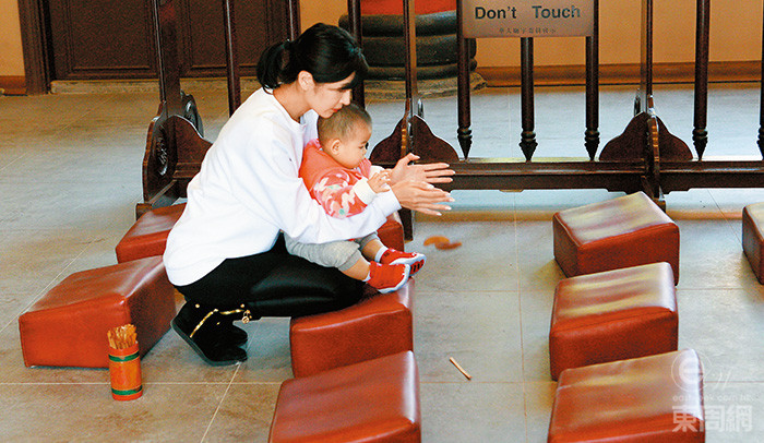 除了最多人熟知的求签外,另一种常见的方法就是掷圣杯。 除了最多人熟知的求签外,另一种常见的方法就是掷圣杯。