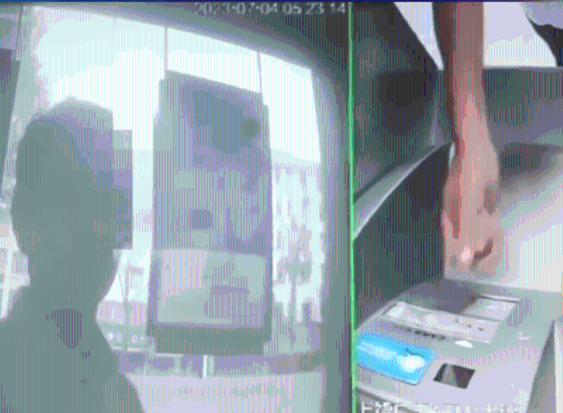 江西男自动柜员机存冥币，ATM死机损坏。 网图