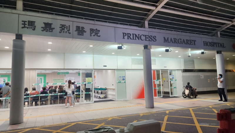 男子被送玛嘉烈医院抢救，可惜回天乏术。 黄文威摄