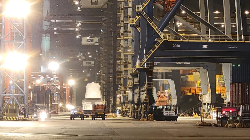 现场为葵涌货柜码头南路8号码头。 黄文威摄