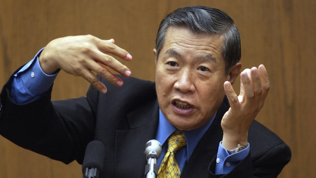 美国知名刑事鉴识专家李昌钰遭控告在1985年康乃狄克州一桩命案作了伪证,联邦法官21日裁定他须为此负责。 美国知名刑事鉴识专家李昌钰遭控告在1985年康乃狄克州一桩命案作了伪证,联邦法官21日裁定他须为此负责。