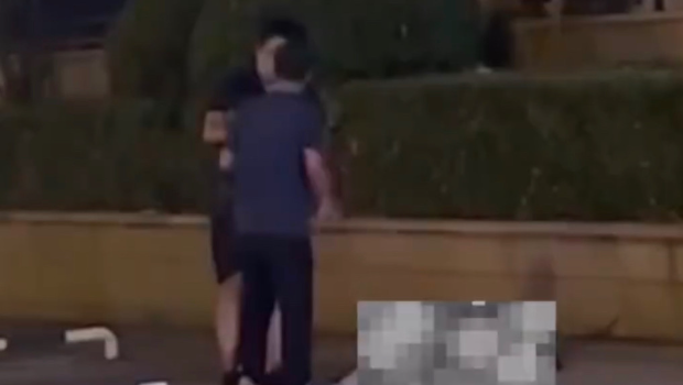 网传影片显示男子当街挥刀。