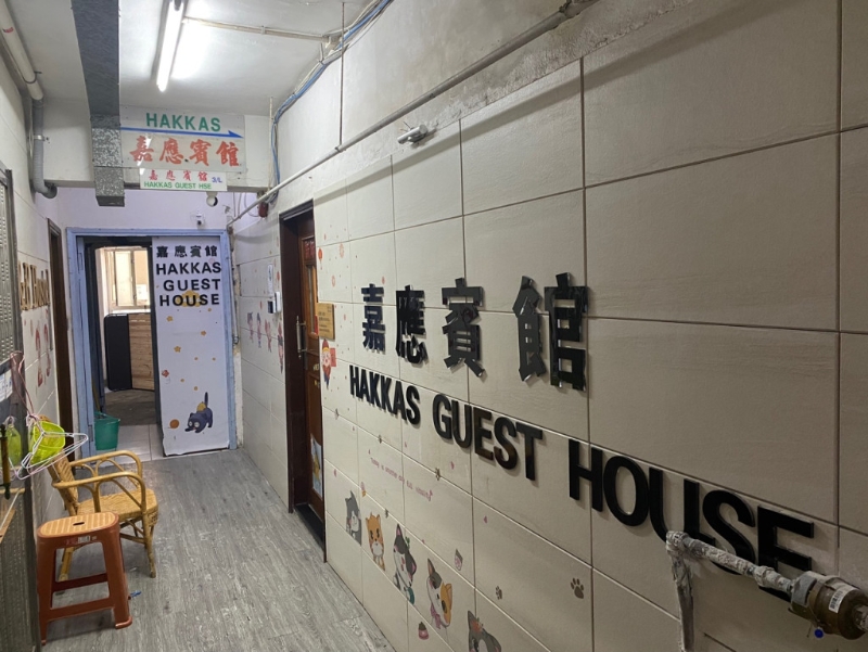 上午男童在警方陪同下来到宾馆