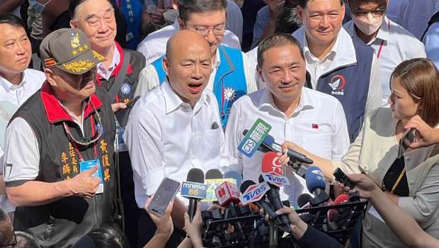 前高雄市长韩国瑜（左二）今受访表示，希望国民党在侯友宜（右二）的领导下，能下架民进党。