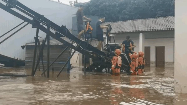 大源镇骆村突发洪水，多户村民家房子被淹，最少造成5人死亡2人失踪。