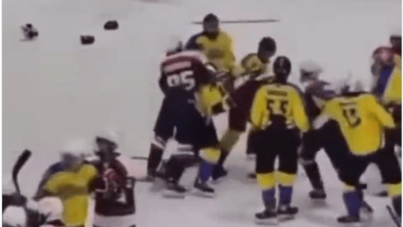 冰球U18球员赛后与泰国球员肢体冲突，霍震霆称将检讨个别运动员情况。