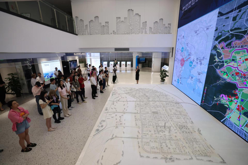 “未来已来·湾有引力”网络主题采风团了解翠亨新区建设进展
