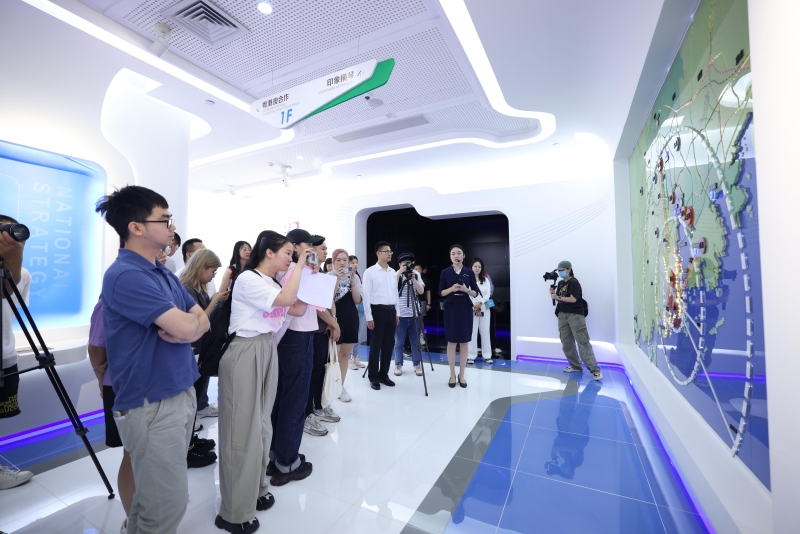 采风团参观横琴粤澳深度合作展示厅 采风团参观横琴粤澳深度合作展示厅