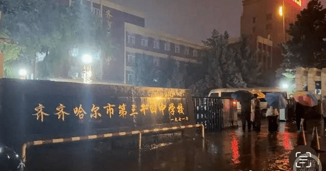 家属们连夜冒雨守候消息 家属们连夜冒雨守候消息