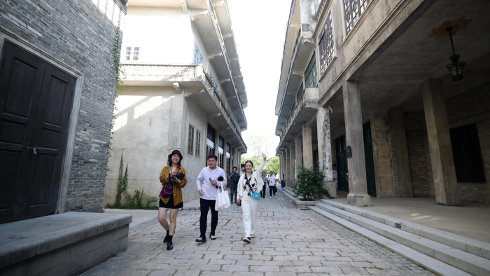 采风团行走在开平赤坎华侨古镇。 采风团行走在开平赤坎华侨古镇。