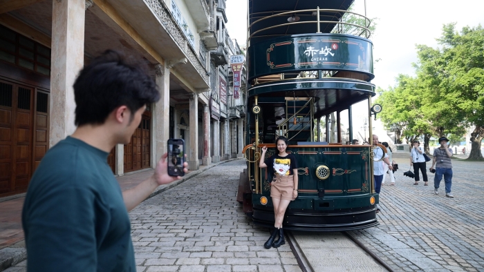 采风团成员在赤坎华侨古镇拍照。 采风团成员在赤坎华侨古镇拍照。