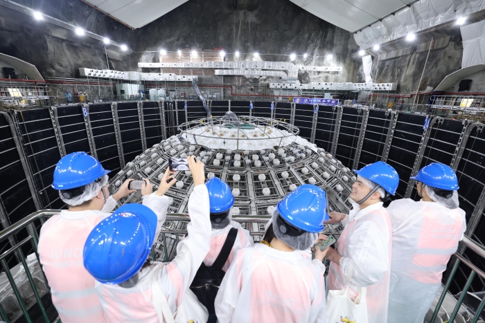 采风团参观中微子实验装置。 采风团参观中微子实验装置。