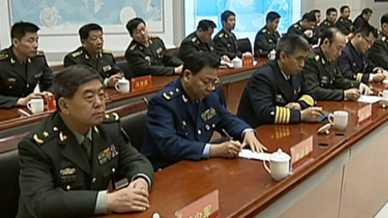 2014年王少军（前排左一）陪习近平视察军队。