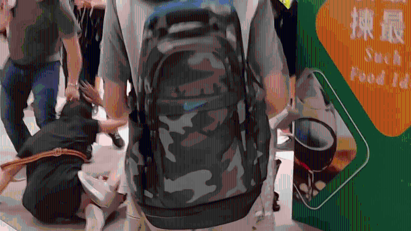 白衫中年妇和黑衫女子在地上混战扭作一团 白衫中年妇和黑衫女子在地上混战扭作一团