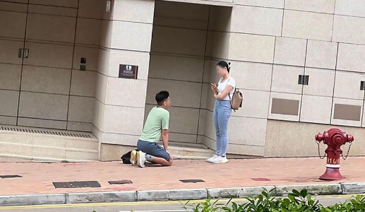 筲箕湾港男当街下跪,女友手部反应成亮点,网民:求婚吗? 筲箕湾港男当街下跪,女友手部反应成亮点,网民:求婚吗?