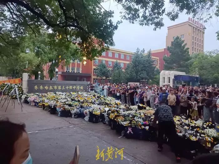 市民前来献花悼念 市民前来献花悼念