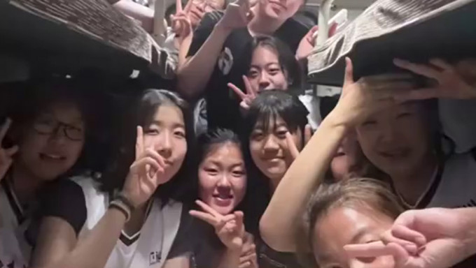 第34中学女排队员发布合照悼念遇难队友：好朋友全走了